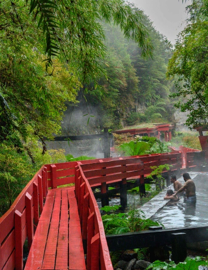 Paseo relajante a las arquitectónica termas geométricas.