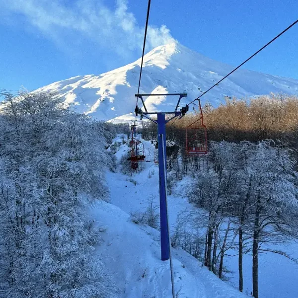 “Vista panorámica en Tour Base del Volcán Villarrica y Silla Panorámica.”