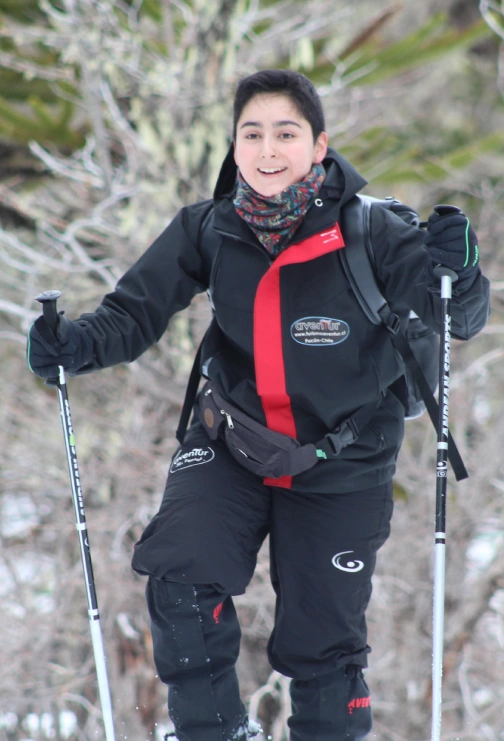 Paseo con raquetas entre araucarias al parque nacional Villarrica sendero lagunas andinas.