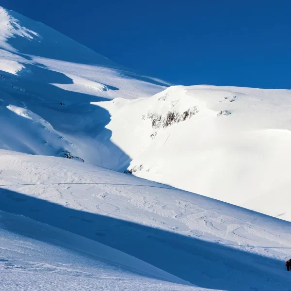 Caminando hacia el cráter en un día soleado en la ascensión al volcán Villarrica