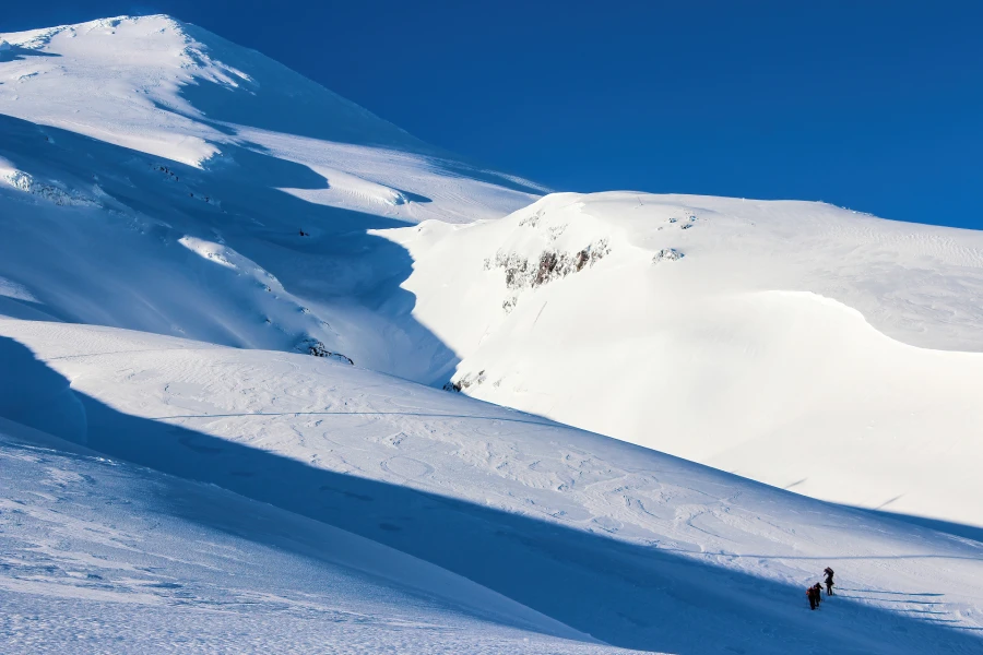 Caminando hacia el cráter en un día soleado en la ascensión al volcán Villarrica