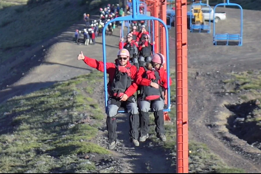 Grupo tomando el andarivel en la base del volcán