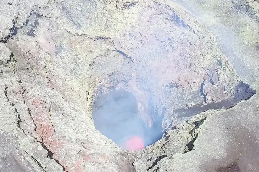 Cráter del Villarrica con lago de lava