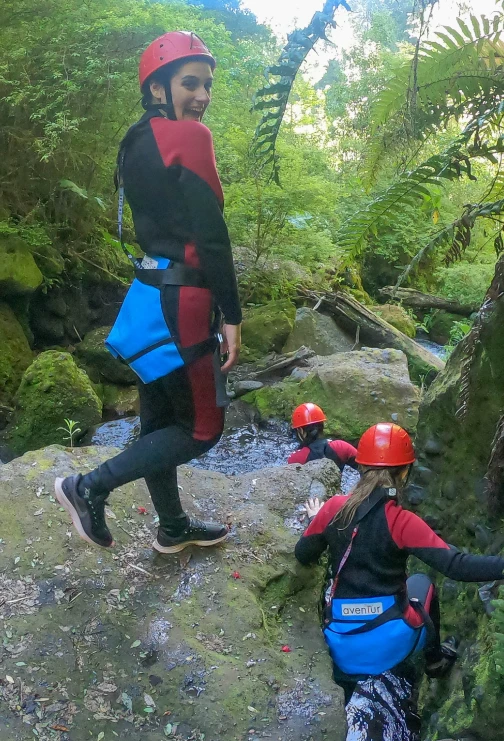 Caminata acuática en canyoning río correntoso Pucón