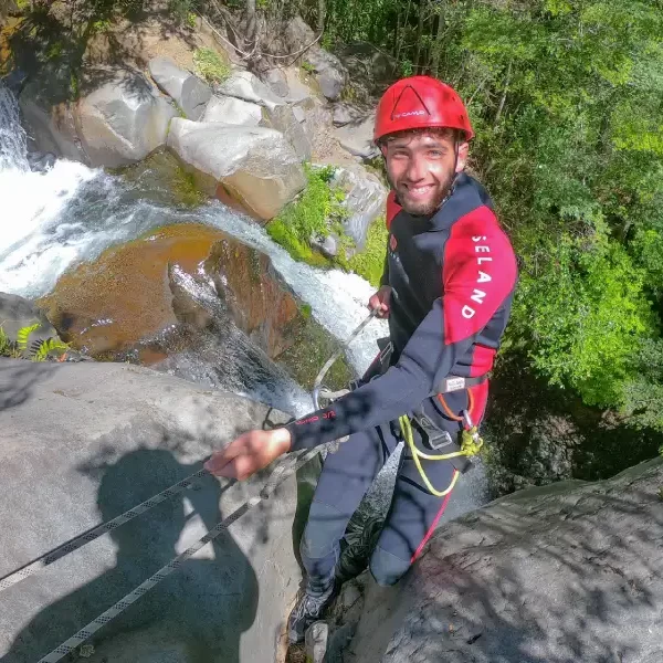 Descenso con cuerda durante la aventura de canyoning Río Correntoso