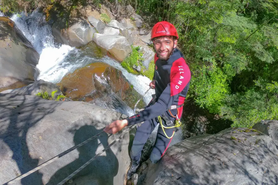 Descenso con cuerda durante la aventura de canyoning Río Correntoso