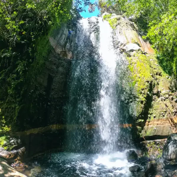 Salto al agua cristalina en la actividad de canyoning Río Correntoso