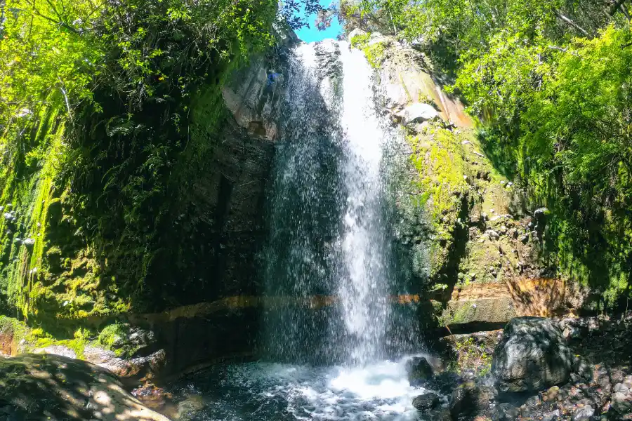 Salto al agua cristalina en la actividad de canyoning Río Correntoso