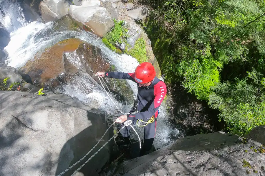 Unos de los rapeles en el canyoning rio correntoso