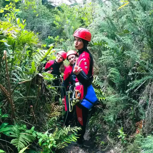 Turistas disfrutando del canyoning Río Correntoso rodeados de vegetación nativa.