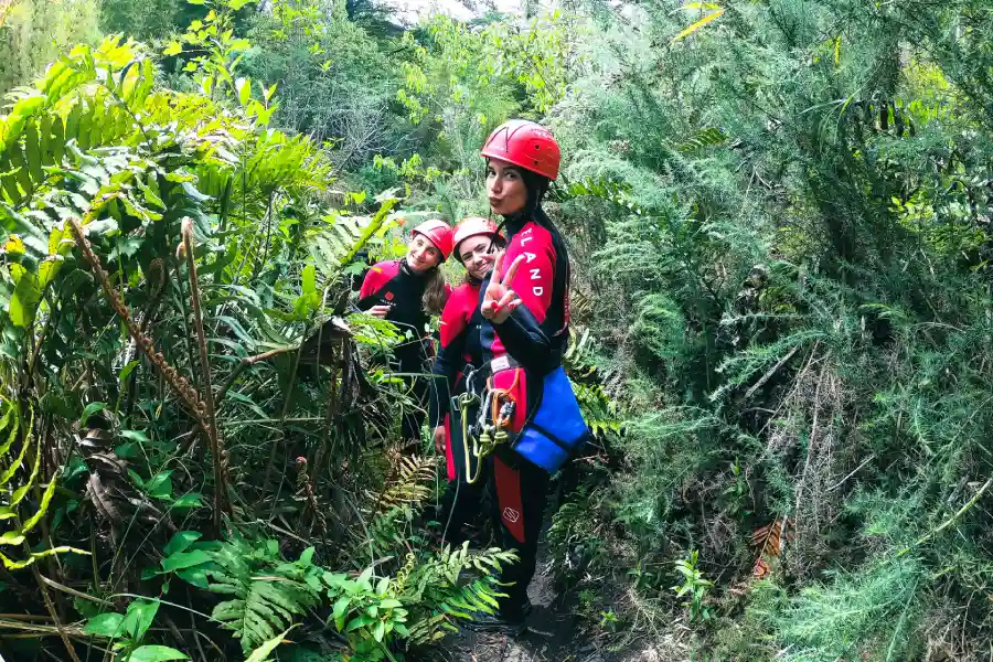 Turistas disfrutando del canyoning Río Correntoso rodeados de vegetación nativa.