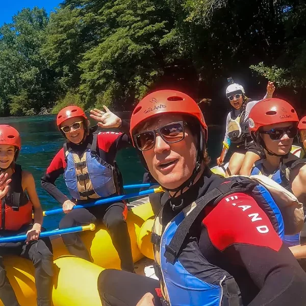 “Guía acompañando a turistas en una tranquila flotada familiar por el río Liucura.”