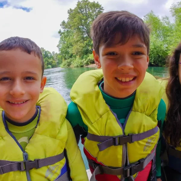 Niños y adultos navegando con seguridad durante la flotada familiar río Liucura.”