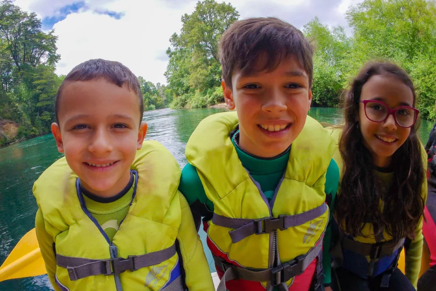 Niños y adultos navegando con seguridad durante la flotada familiar río Liucura.”