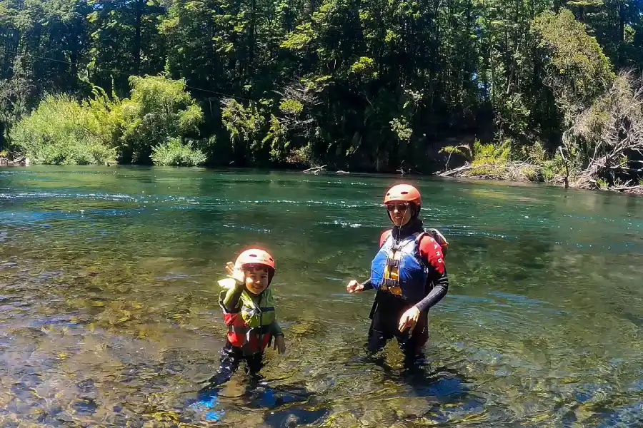 “Familias disfrutando de una flotada familiar por el río Liucura en Pucón.”