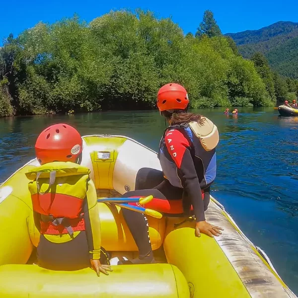 Flotada familiar en el río Liucura con vistas a la naturaleza y montañas.”