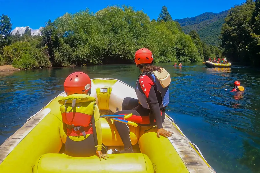 Flotada familiar en el río Liucura con vistas a la naturaleza y montañas.”