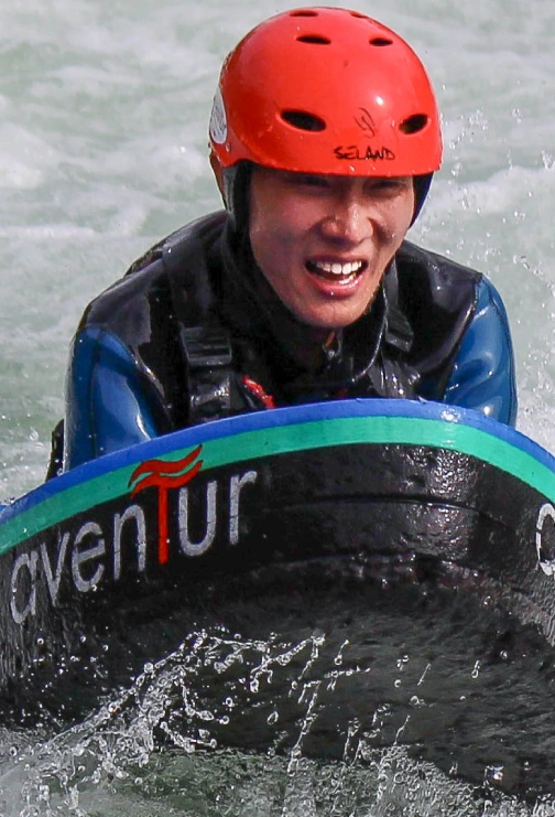 Deslizate a traves de los rápidos en hidrospeed río Trancura Bajo Pucón