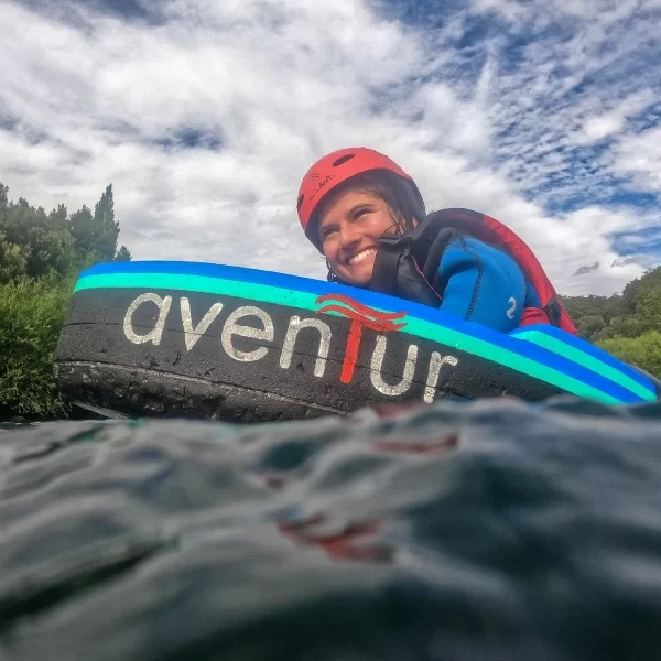 Turistas practicando hidrospeed río Trancura bajo con guías profesionales.”