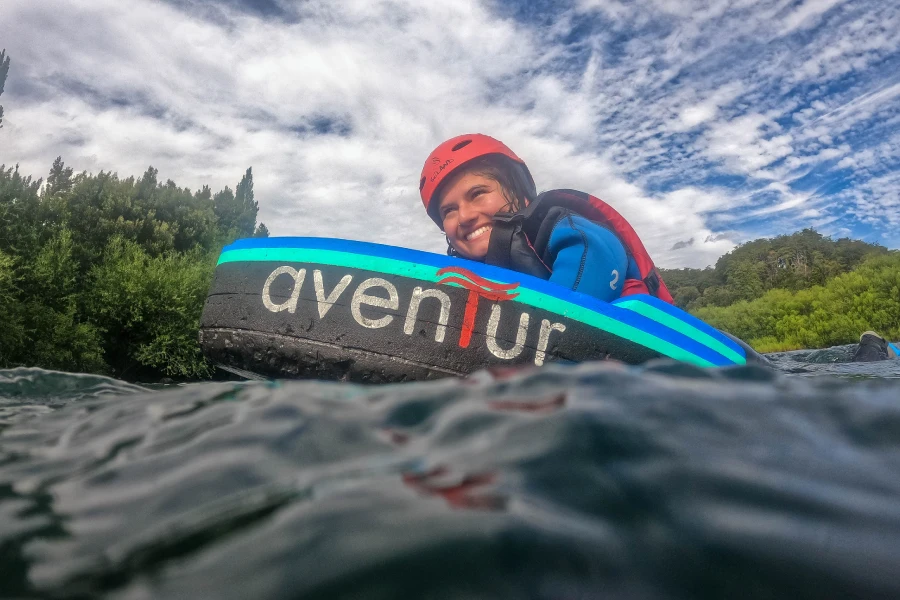 Turistas practicando hidrospeed río Trancura bajo con guías profesionales.”