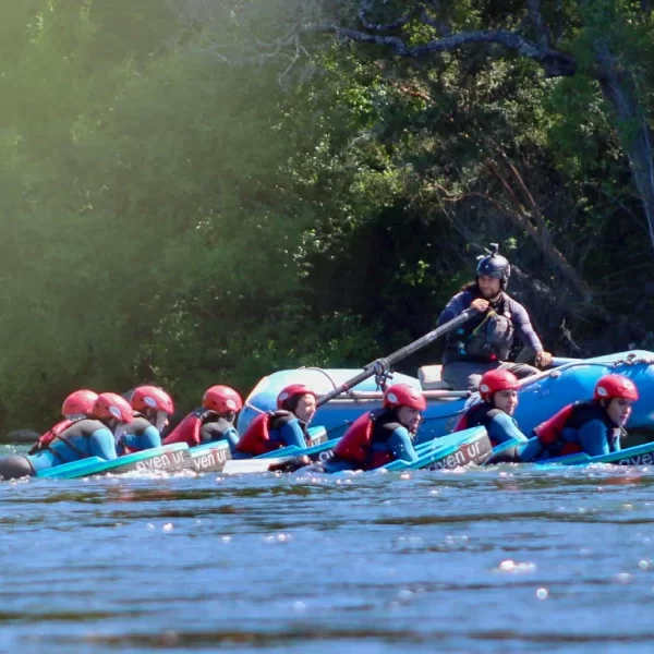 Grupo disfrutando del hidrospeed en el río Trancura bajo rodeado de naturaleza