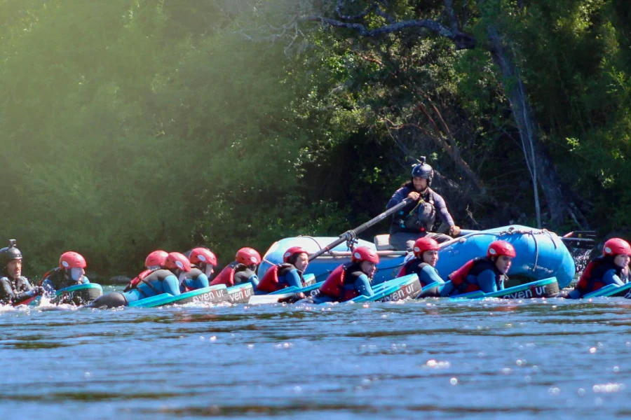 Grupo disfrutando del hidrospeed en el río Trancura bajo rodeado de naturaleza