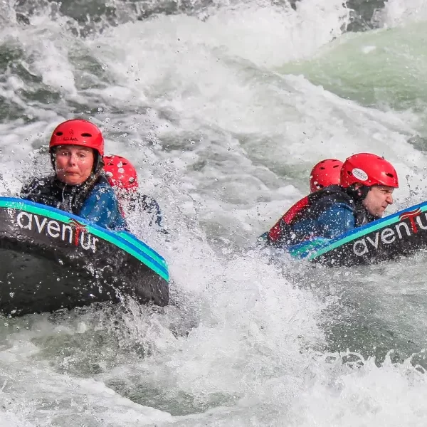 Emoción y adrenalina durante el recorrido de hidrospeed por el río Trancura bajo.