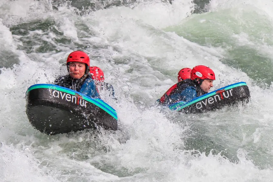 Emoción y adrenalina durante el recorrido de hidrospeed por el río Trancura bajo.