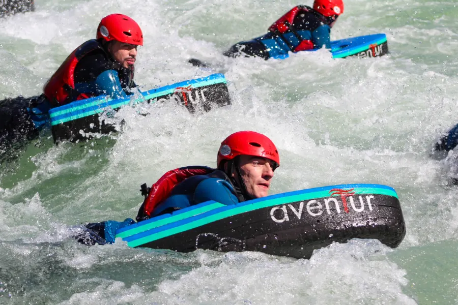 Participante descendiendo rápidos en la aventura de hidrospeed río Trancura bajo