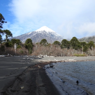 "Únete a nuestro trekking guiado a las impresionantes lagunas andinas del Parque Nacional Villarrica. Disfruta de la naturaleza con seguridad y comodidad. ¡Paisajes volcánicos y aventura te esperan en Pucón!"