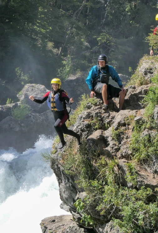 salto al agua en el rafting rio Trancura alto.