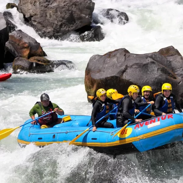 “Guía profesional liderando el bote en la actividad de rafting río Trancura alto.”