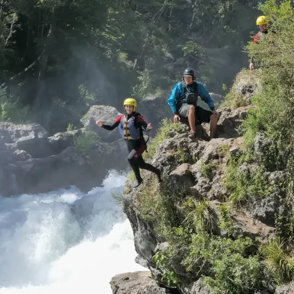 Paisaje natural y y saltos al agua en la aventura de rafting río Trancura alto.”