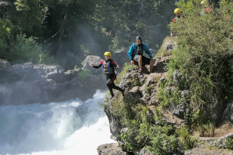 Paisaje natural y y saltos al agua en la aventura de rafting río Trancura alto.”