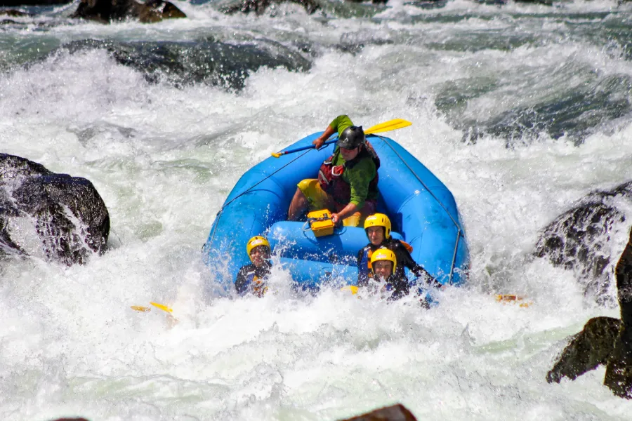 “Emoción y adrenalina durante el recorrido de rafting en el río Trancura alto, Pucón.”