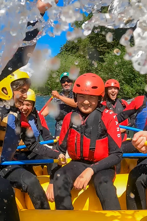 familia feliz en rafting y flotadas familiares en los ríos de Pucón