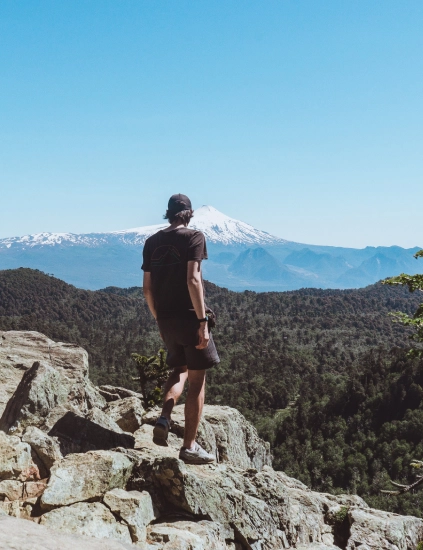 "Explora el Santuario El Cañi, Pucón. Camina por bosques nativos hasta llegar a miradores impresionantes y lagunas cristalinas. La mejor experiencia de trekking en Chile".