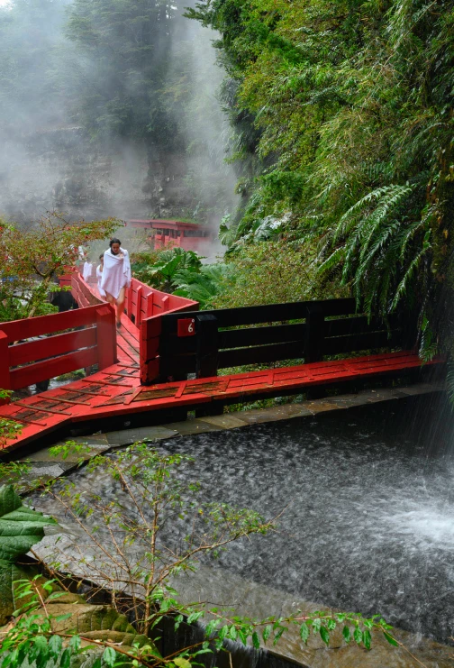 Disfrutando un baño en las termas geométricas