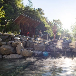 Escápate a las Termas Los Pozones de Huife en Pucón. Disfruta de piscinas naturales de aguas termales rodeadas de un entorno natural único. ¡Relajación y bienestar te esperan!