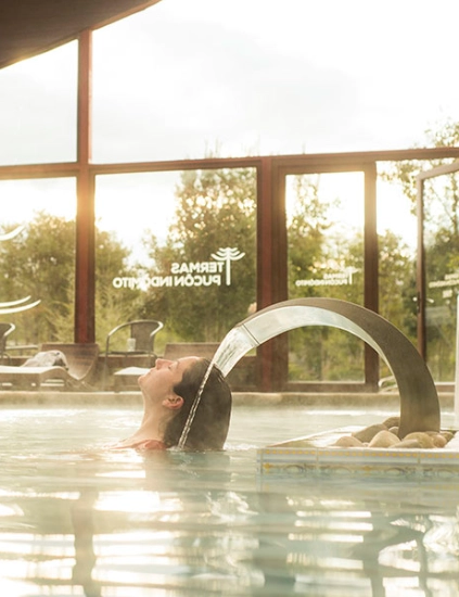 Relájate en Termas Pucón Indómito. Aguas termales naturales en un entorno mágico. ¡Reserva tu tour hoy y desconecta!