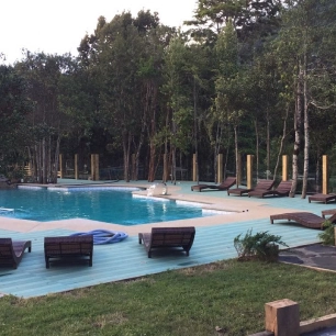 Relájate en Termas Pucón Indómito. Aguas termales naturales en un entorno mágico. ¡Reserva tu tour hoy y desconecta!