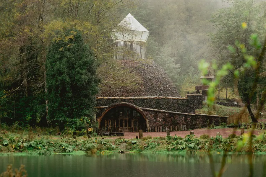 “Fauna y arquitectura del museo vistas en el tour a la reserva biológica Huilo Huilo.”