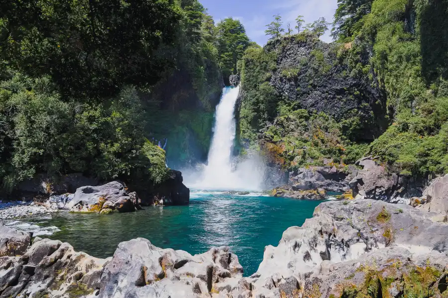 “Cascada emblemática visitada durante el tour a la reserva biológica Huilo Huilo.”