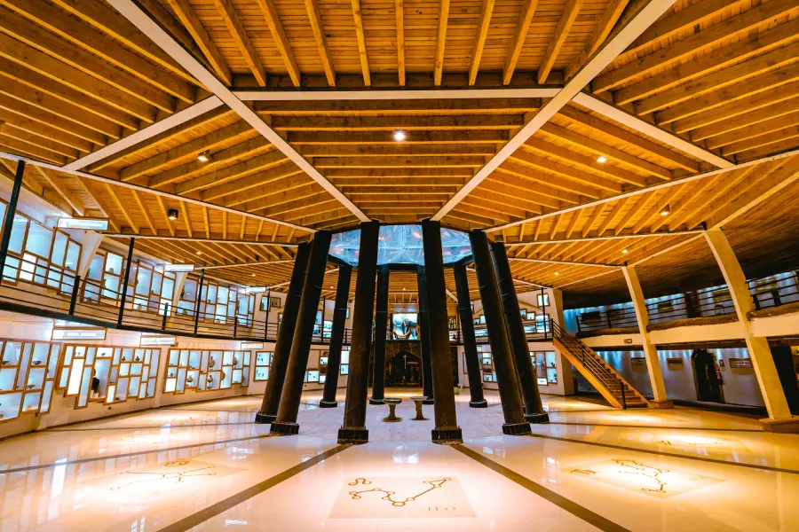 “Exhibiciones del museo de Huilo Huilo incluidas en el tour a la reserva biológica Huilo Huilo.”