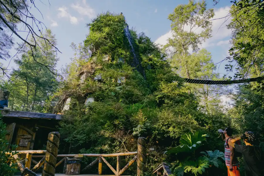 “Vista del Hotel Montaña Mágica durante el tour a la reserva biológica Huilo Huilo.”