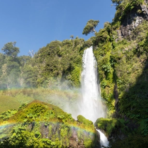 Descubre la majestuosidad de los Saltos en Pucón con un tour inolvidable. Admira cascadas impresionantes, rodeadas de exuberante naturaleza.