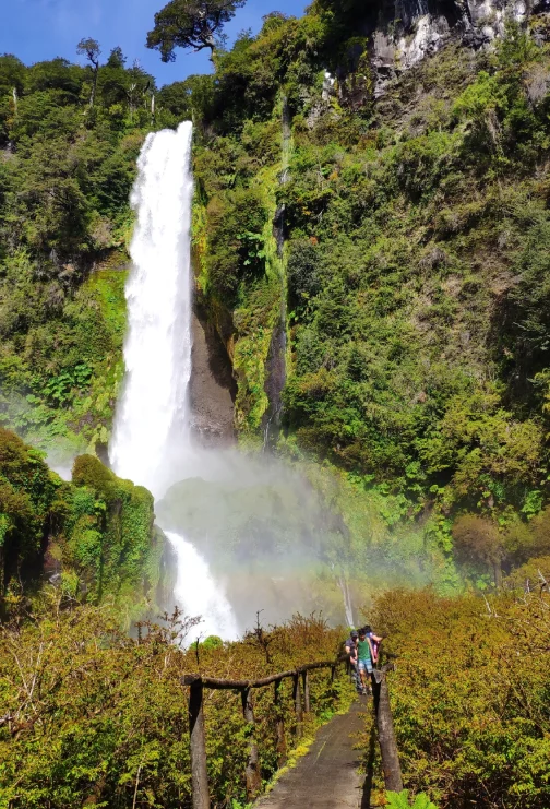 Caminando por los senderos en el tour a los saltos