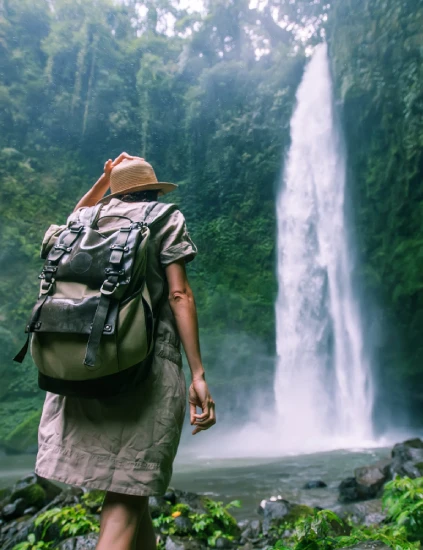 Descubre la majestuosidad de los Saltos en Pucón con un tour inolvidable. Admira cascadas impresionantes, rodeadas de exuberante naturaleza.