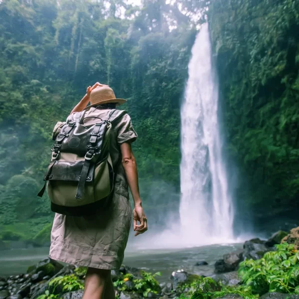 “Persona disfrutando del paisaje y las cascadas en el tour a los saltos.”
