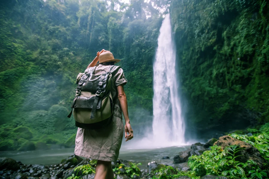 “Persona disfrutando del paisaje y las cascadas en el tour a los saltos.”